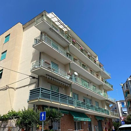 Apartamento Il Mare In Piazza Albisola Superiore Exterior foto